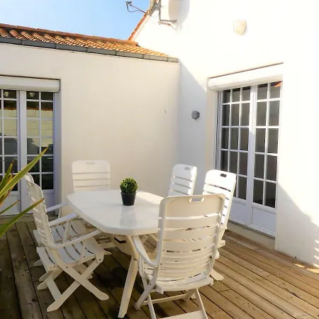 Privee A 300m De La *